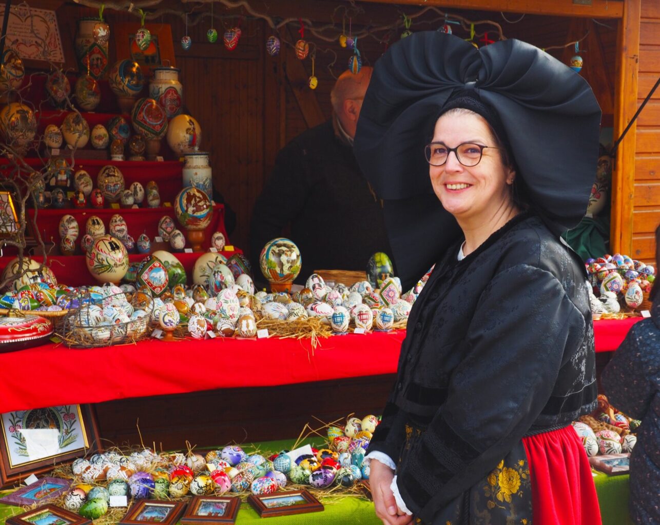 Photo devant un chalet du Marché de Pâques de Niederbronn-les-Bains