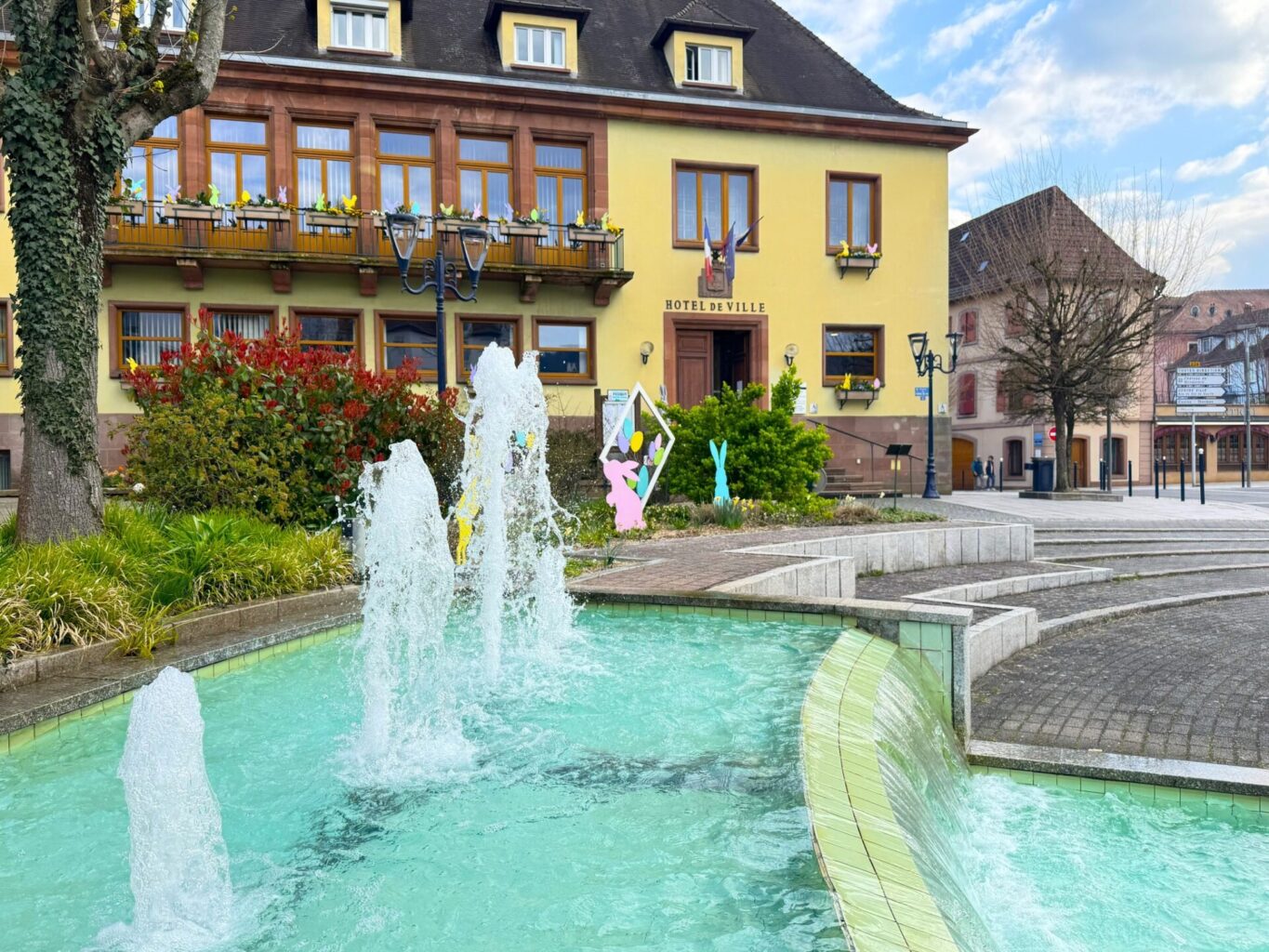 Photo de la mairie et des jets d'eau de Niederbronn-les-Bains