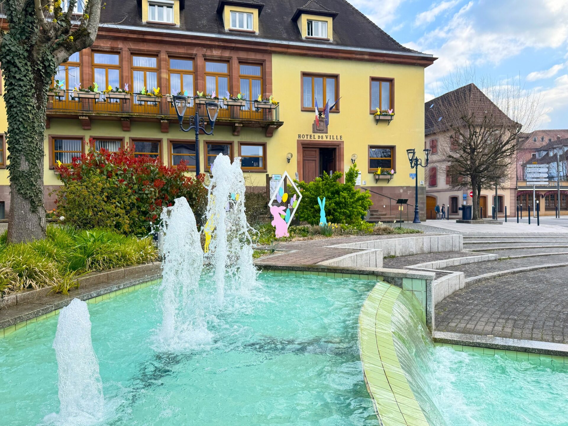 Photo de la mairie et des jets d'eau de Niederbronn-les-Bains